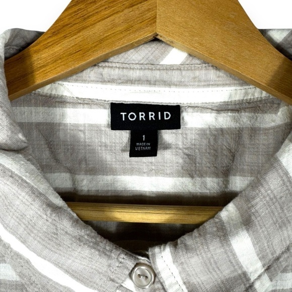 Torrid Textured Woven Button-Front Pocket Camp Shirt, Tan Stripe, Size 1/1X - Picture 6 of 14